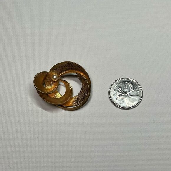 Vintage Gold-Tone Textured Brooch W/ Faux Pearl - Picture 5 of 5